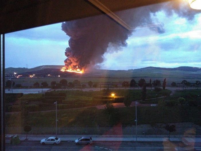 В Испании горит крупнейшая в Европе свалка покрышек (10 фото + 2 видео)