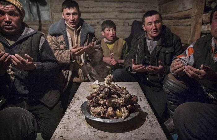 Весеннее переселение кочевой казахской семьи (26 фото)