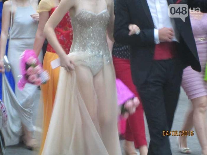 Откровенное платье одесской выпускницы шокировало соцсети (2 фото)