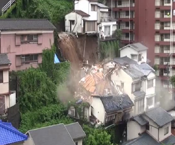 В Японии из-за оползня рухнул дом