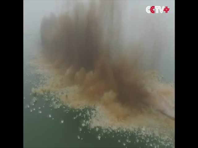 В Китае взорвали 3,7-километровую дамбу
