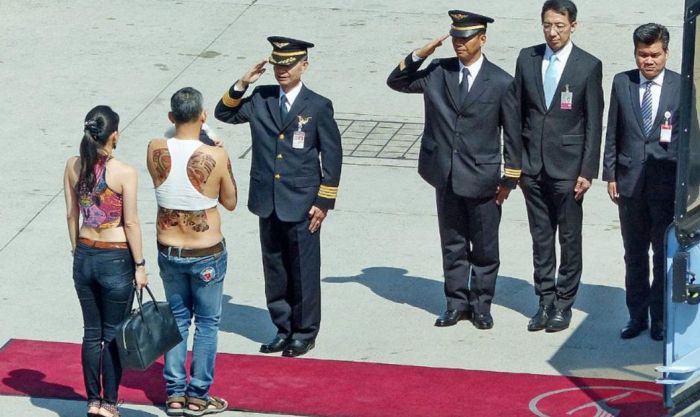 Принц Принц Таиланда шокировал общественность своим нарядом (2 фото)