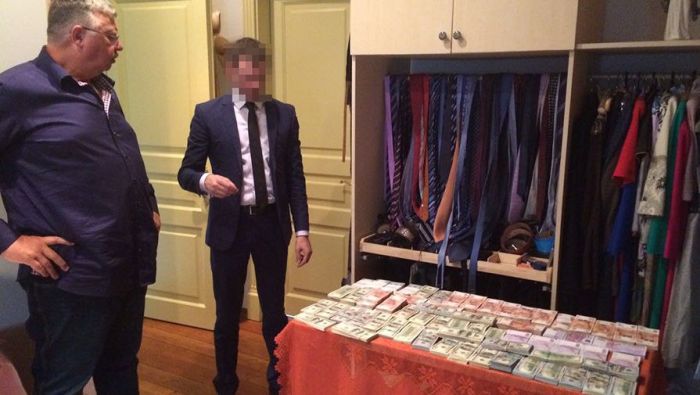 В доме главы Федеральной таможенной службы Андрея Бельянинова найдены крупные суммы наличных в коробках из-под обуви (5 фото)