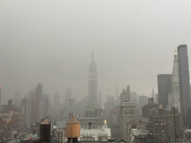 Молния ударила в небоскреб Empire State Building