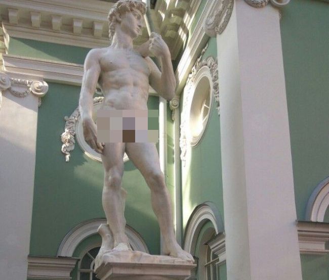 В Санкт-Петербурге половые органы копии статуи Давида прикрыли кепкой (4 фото)