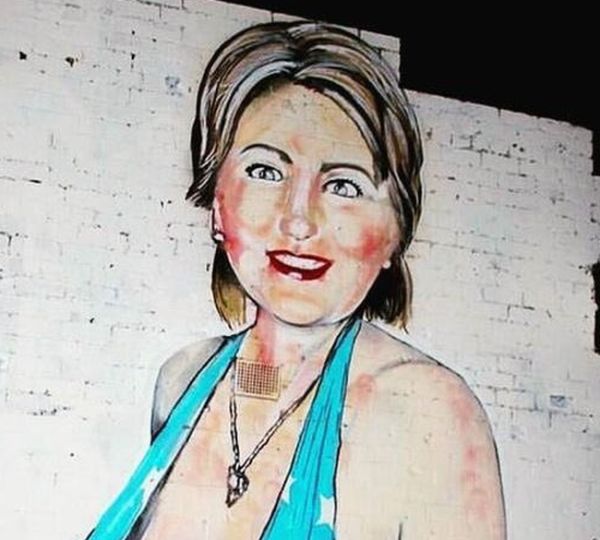 Уличный художник Lushsux дорисовал никаб к изображению Хиллари Клинтон (2 фото)