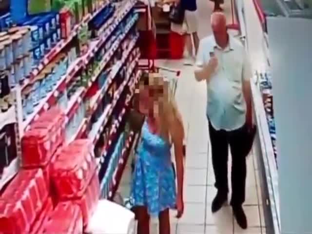 Пожилой мужчина с помощью телефона заглянул под платье девушке