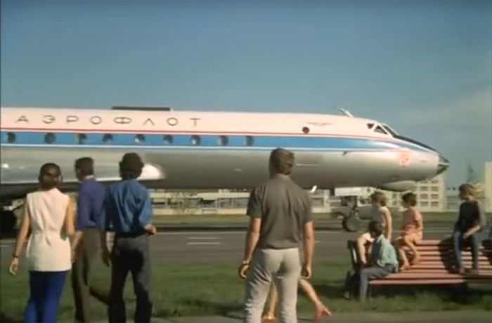 Как снимали посадку самолёта на шоссе в «Невероятных приключениях итальянцев в России» (8 фото + видео)