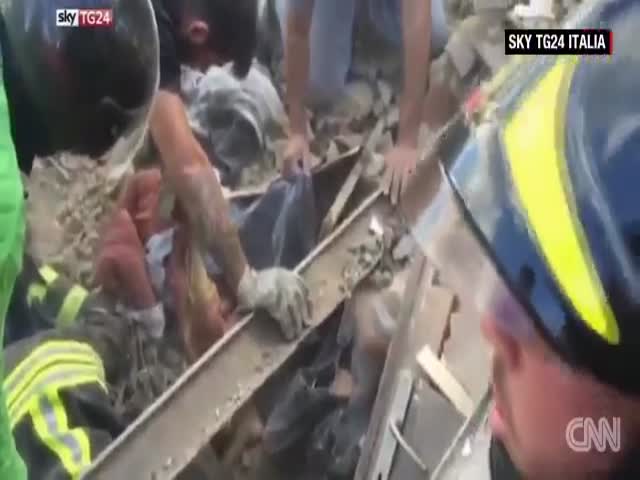 В Италии спасли девочку, остававшуюся под завалами в течение 17 часов