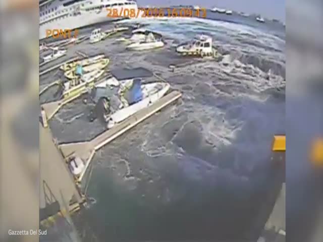 Круизный лайнер разрушил пристань в итальянском порту