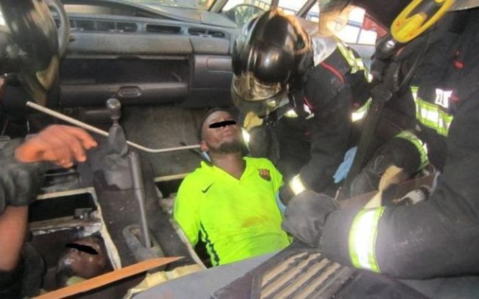 Испанские пограничники обнаружили 4-х нелегалов в герметичном тайнике под полом автомобиля (2 фото)