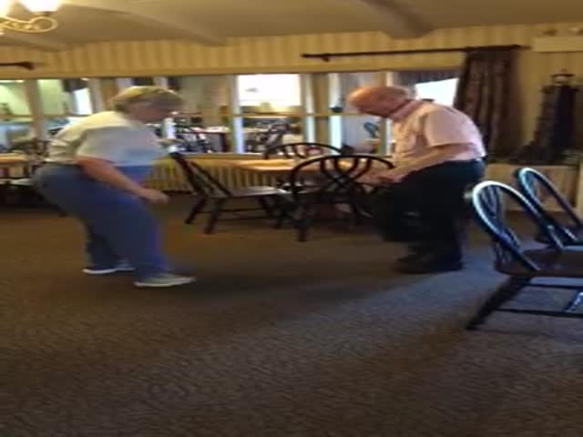 Пожилая пара отлично танцует