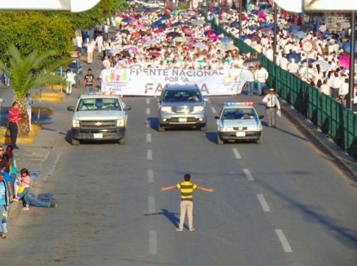 Мальчик выразил свой протест демонстрантам (фото)