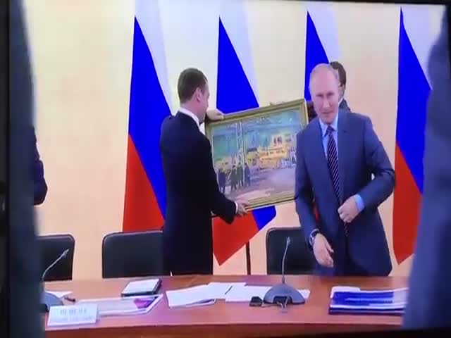 Путин подарил Медведеву картину «В цеху»