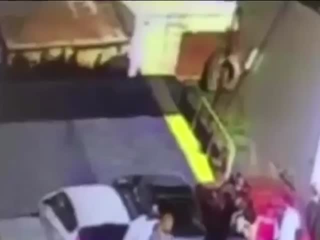 В Керчи торопившийся автомобилист рухнул в воду