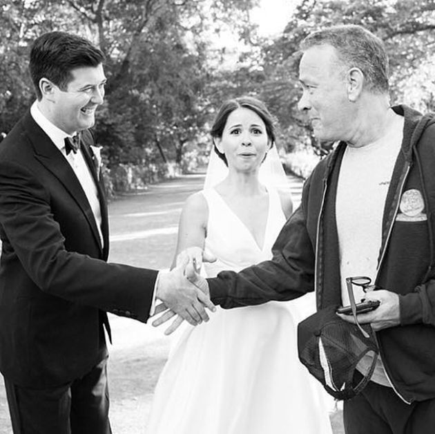 Том Хэнкс оказался на свадебных снимках молодоженовобежки в парке (5 фото)