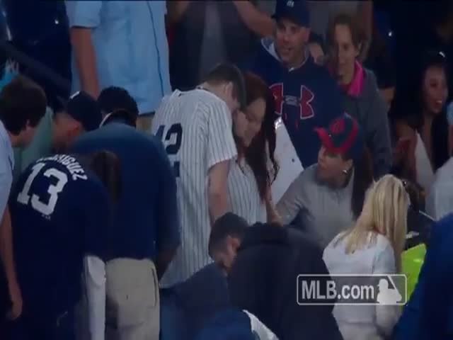 Предложение руки и сердца на бейсбольном матче