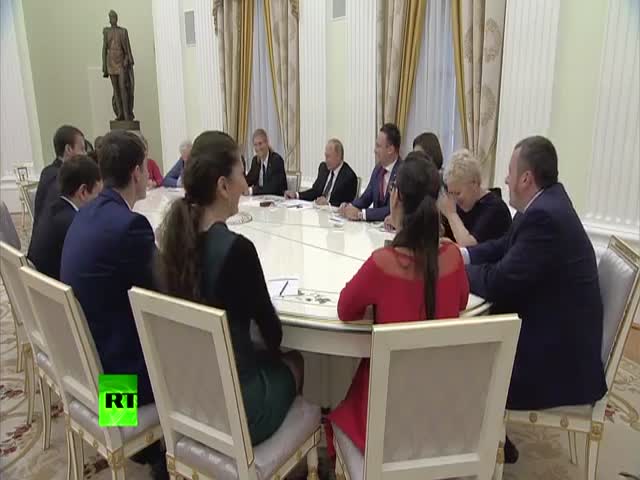 Путин поговорил с лучшими учителями страны о их зарплатах