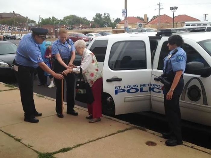 Американские полицейские арестовали 102-летнюю бабушку, исполнив ее давнюю мечту (8 фото)
