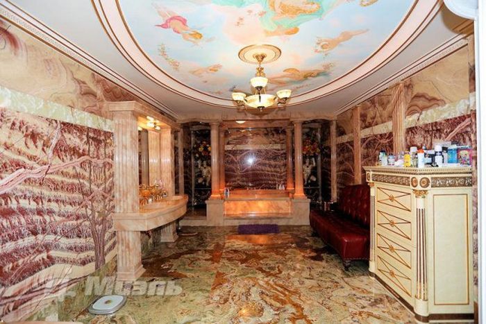 Безумные интерьеры квартир российских богачей (37 фото)