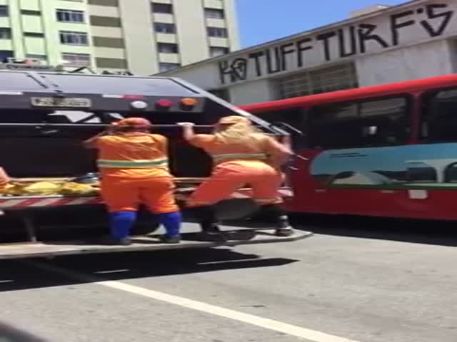 Бразильские мусорщицы танцуют тверк