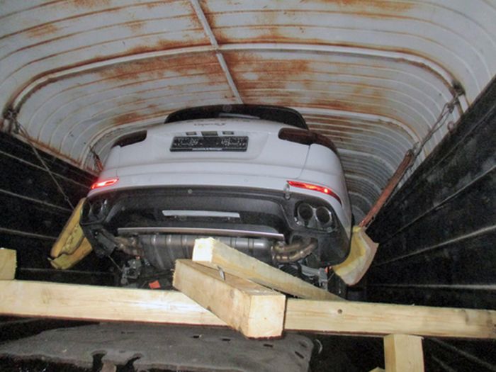 Таможенники задержали внедорожники Porsche Cayenne, которые везли поездом под видом бытовой химии (2 фото)