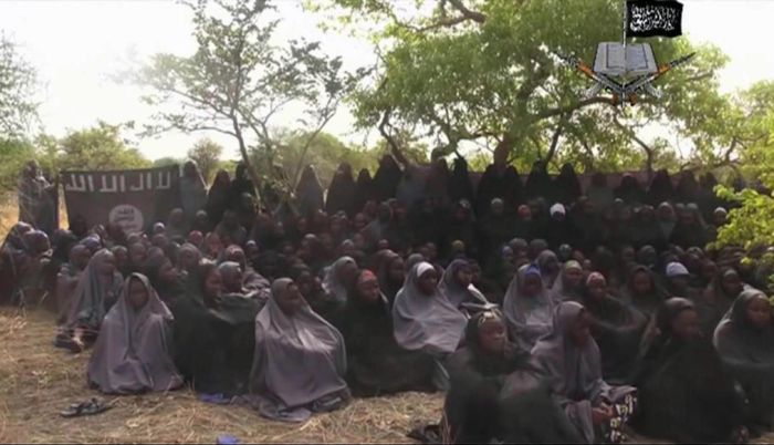 Нигерийская группировка «Боко Харам» освободила из плена 21 школьницу (2 фото)