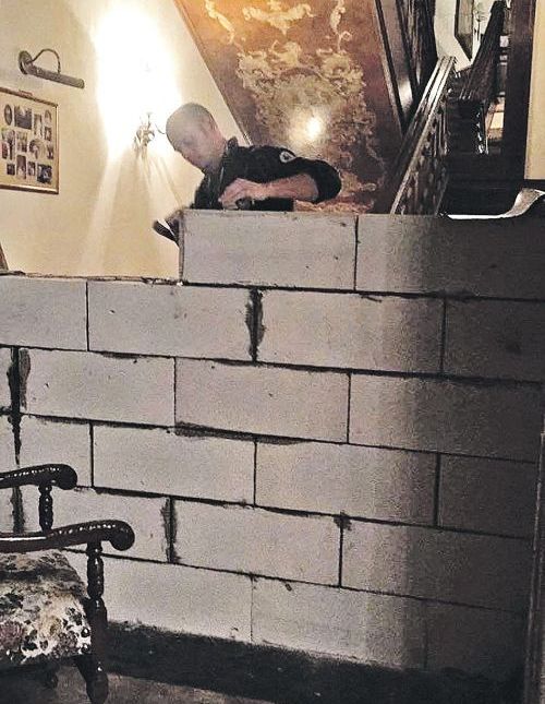 Российский бизнесмен разделил бетонной стеной дом на рублевке (4 фото)