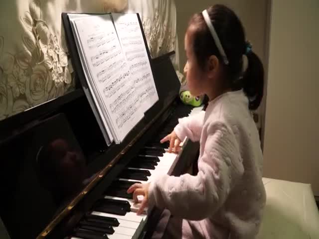 5-летняя девочка прекрасно играет на пианино