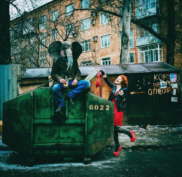 "Пьяный хобот": человек в маске слона фотографируется в грустных местах России (13 фото)