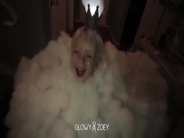 Отец сделал костюм грозового облака для дочери