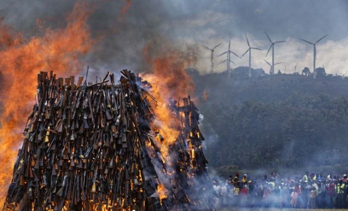 В Кении сожгли изъятое у населения нелегальное оружие (12 фото)