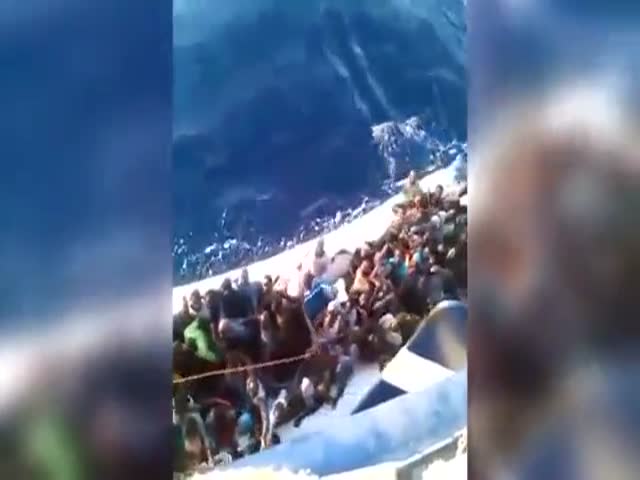 В Средиземном море перевернулась лодка с мигрантами