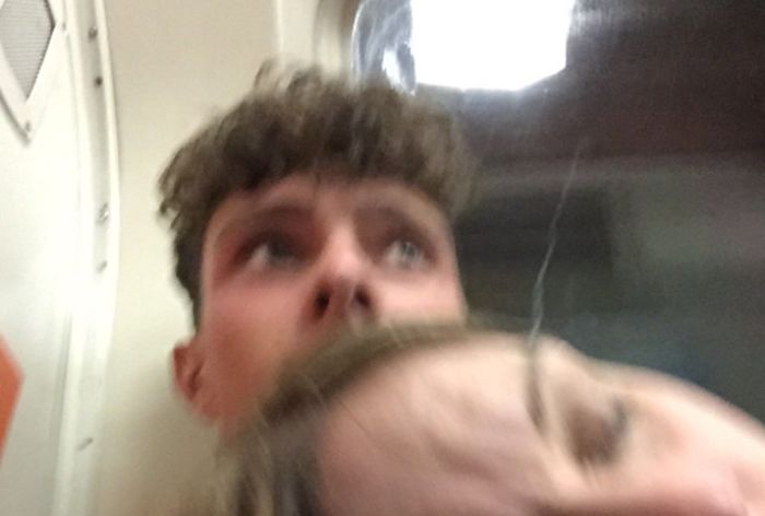 Пассажир метро сделал селфи со спящей на его плече незнакомкой (2 фото)