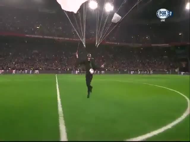 Эффектное появление мяча «Красавы» на матче в Голландии