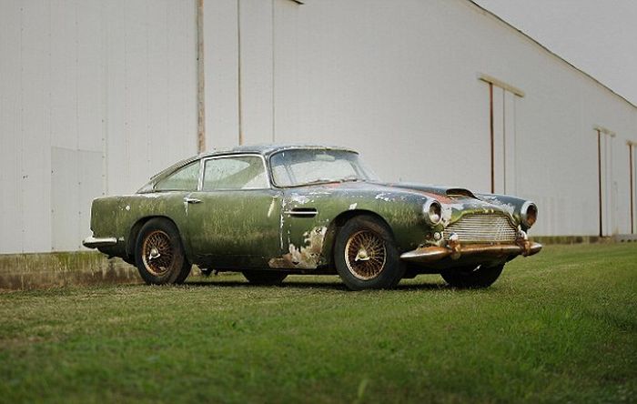 Aston Martin DB4, простоявший 40 лет в лесу, продадут за полмиллиона долларов (8 фото)