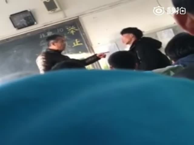 Учитель отвесил ученику пощечины за опоздание