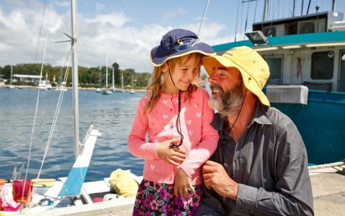 Новозеландец с дочерью 27 дней дрейфовали в море на сломанном катамаране (2 фото)