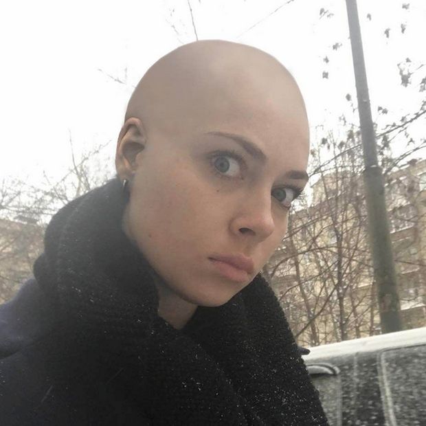 Актриса Настасья Самбурская побрилась налысо из-за проигранного спора (2 фото)