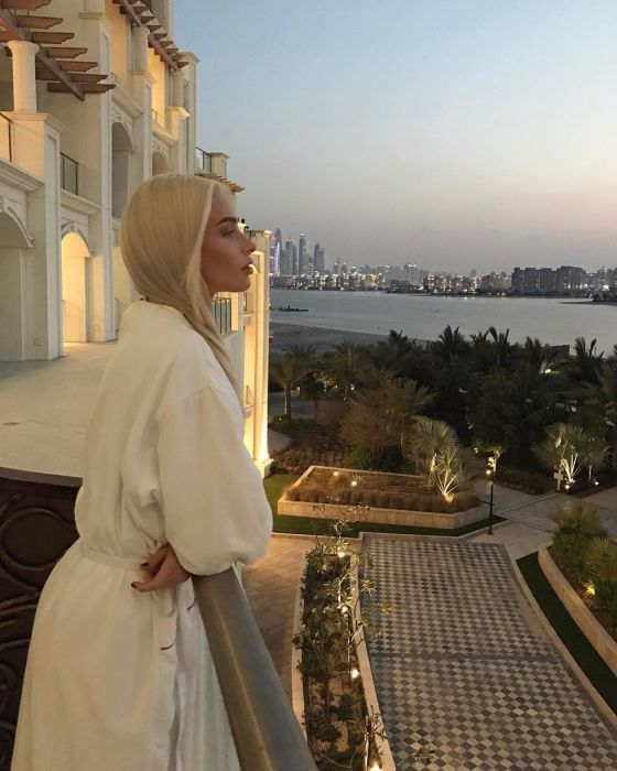 Пятизвёздочный отель Дубая запретил российским моделям интимные селфи в номерах (9 фото)