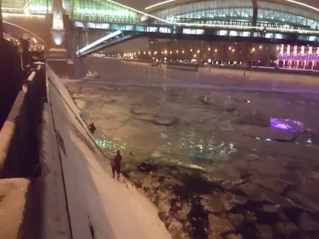 В Москве инспектор ДПС вытащил девушку из упавшего в Москву-реку авто