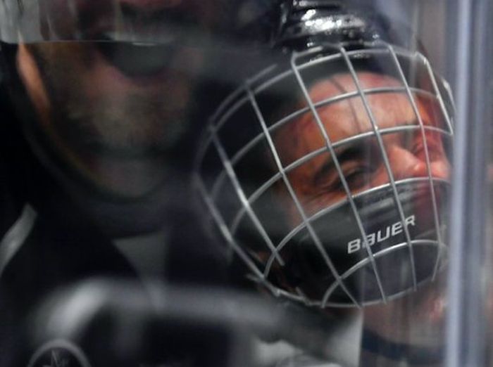 Хоккеист Крис Пронгер впечатал в ограждение Джастина Бибера (2 фото)