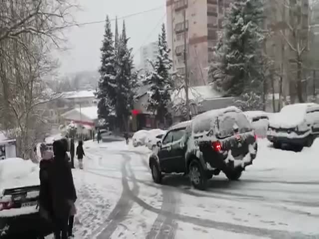 Гололед и снегопад привели к многочисленным ДТП в Сочи