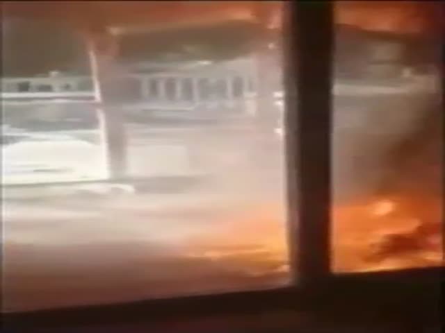Девушка снимает на видео, как горит ее дом