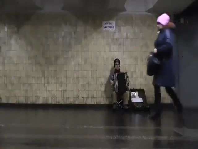 Необычный музыкант в киевском метро