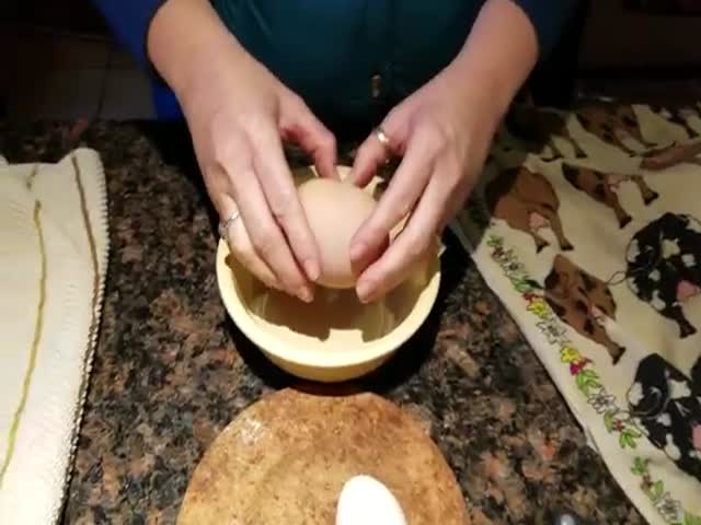 Сюрприз внутри большого куриного яйца