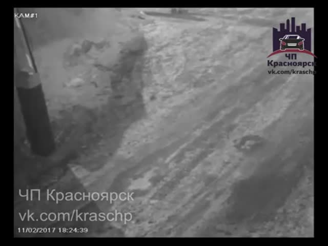 В Красноярске жестоко избили парня, которого чуть не сбила машина