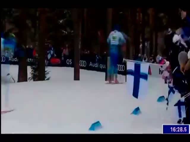Эпичное падение лидеров гонки помогло российским лыжникам одержать победу