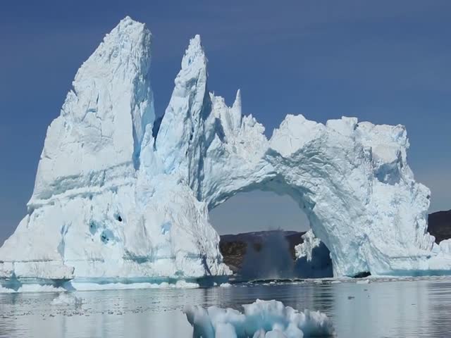 Разрушение огромного айсберга
