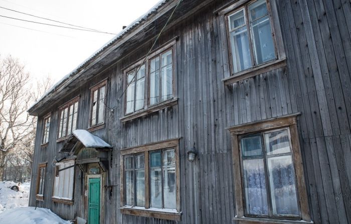 В Южно-Сахалинске старый барак спрятали под красивым баннером (5 фото)